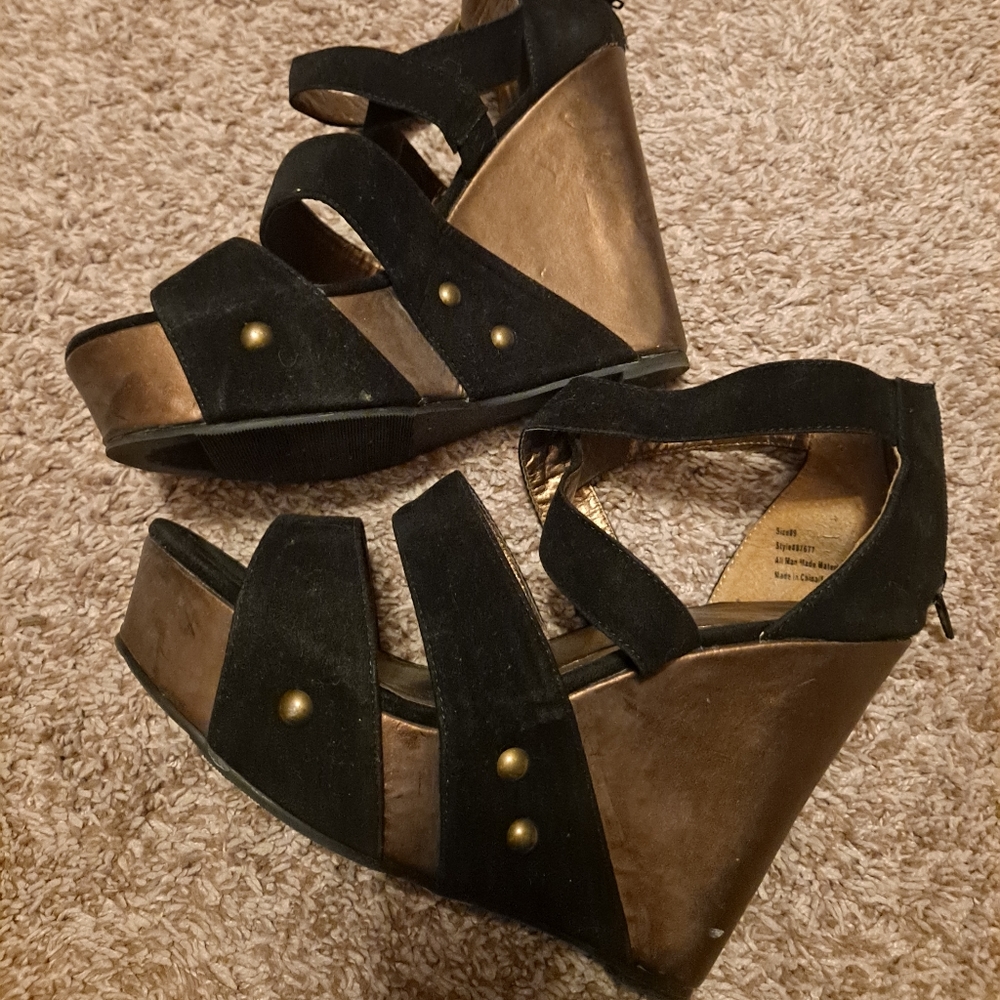 Strappy wedge